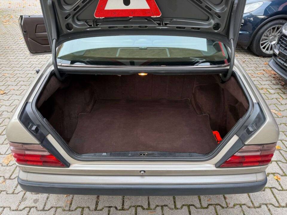 Bild 19/21 von Mercedes-Benz 300 CE (1988)