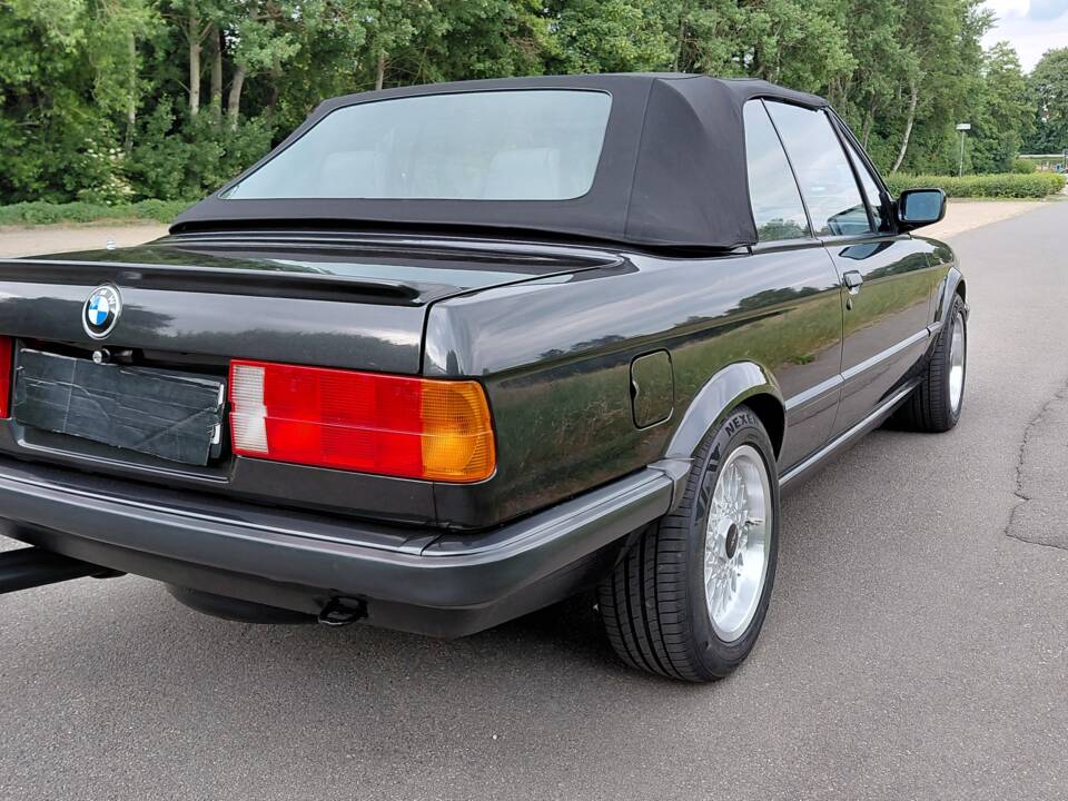Immagine 2/53 di BMW 320i (1989)