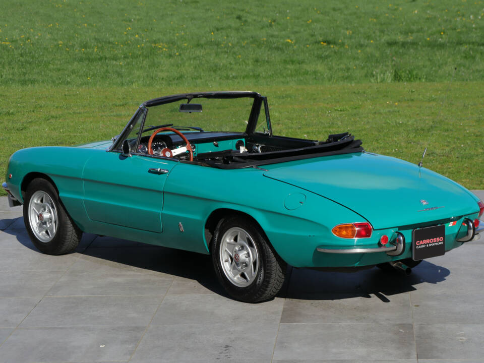 Image 2/50 of Alfa Romeo 1750 Spider Veloce (1969)