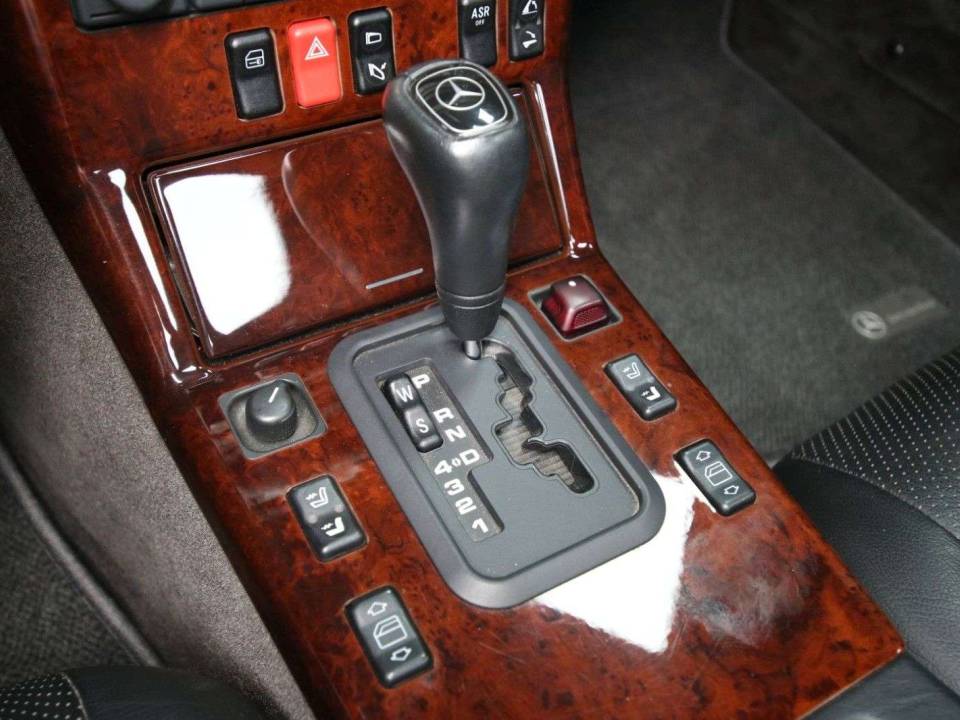 Image 17/30 of Mercedes-Benz SL 500 (1997)