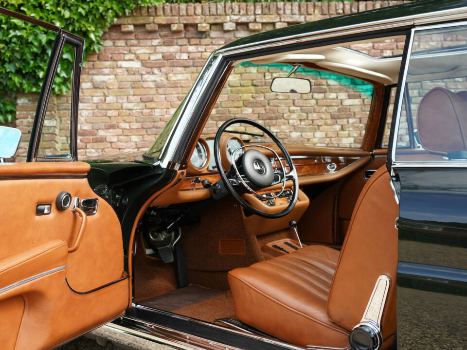 Image 17/50 of Mercedes-Benz 280 SE 3,5 (1971)