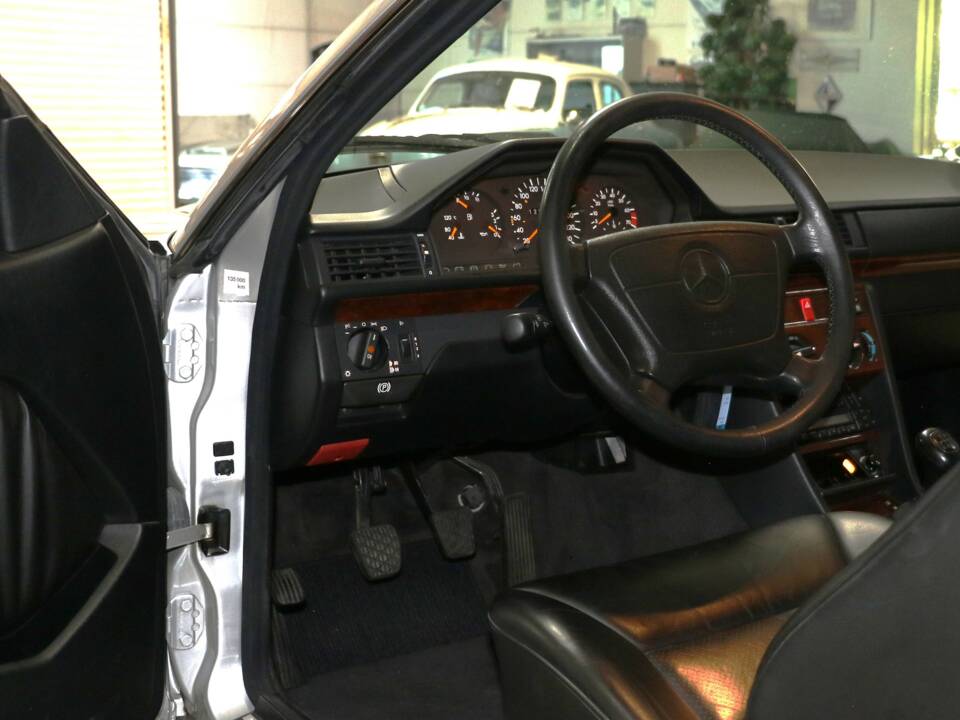 Immagine 24/43 di Mercedes-Benz E 200 (1994)