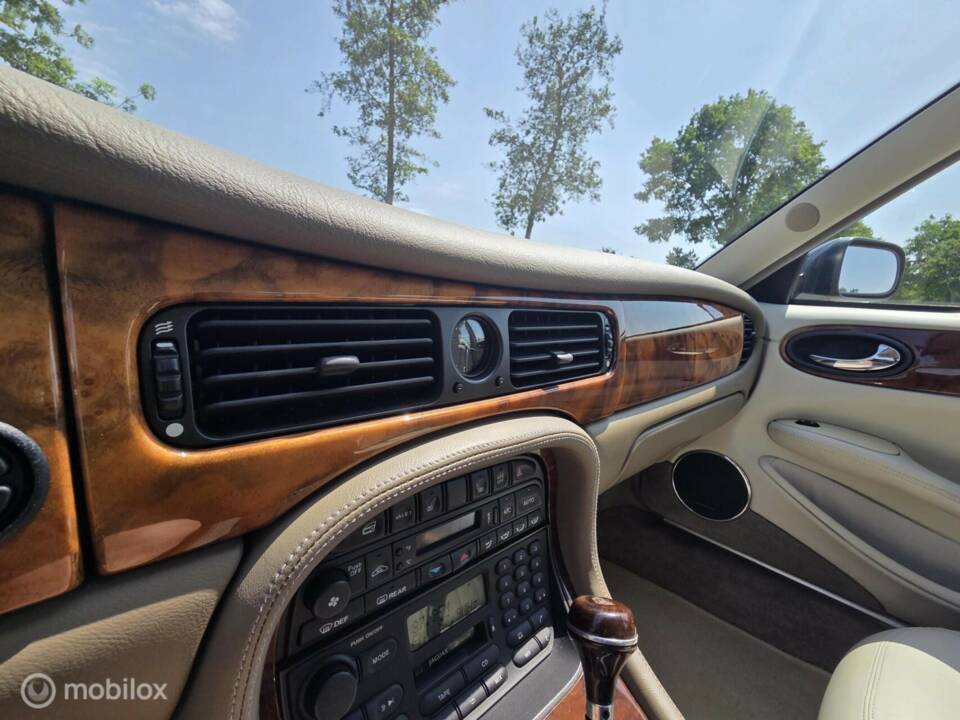 Bild 21/41 von Jaguar XJ 8 Executive (1997)