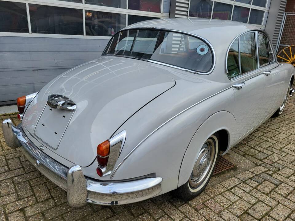 Image 7/8 of Jaguar Mk II 3.8 (1961)