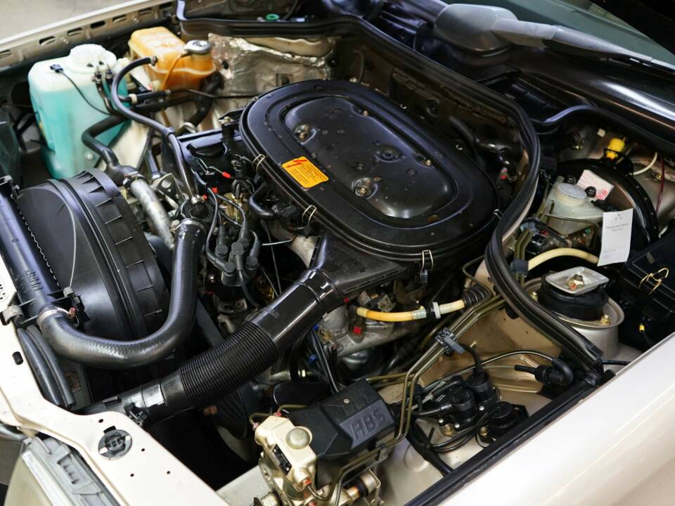 Bild 32/33 von Mercedes-Benz 230 E (1990)