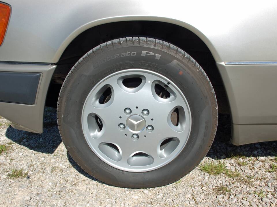 Image 4/34 of Mercedes-Benz 230 E (1992)