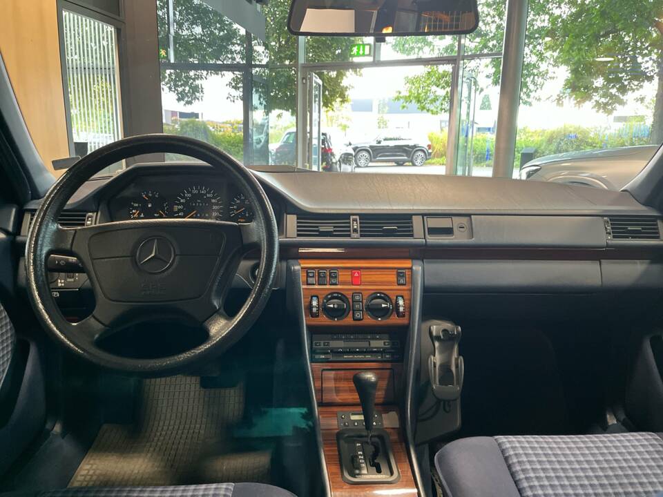 Imagen 7/22 de Mercedes-Benz 220 TE (1993)