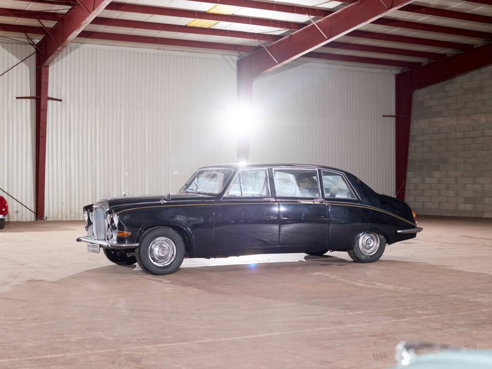 Image 17/70 of Daimler DS 420 (1976)