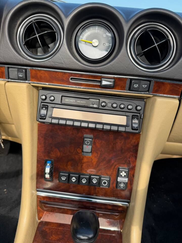 Afbeelding 14/33 van Mercedes-Benz 500 SL (1988)
