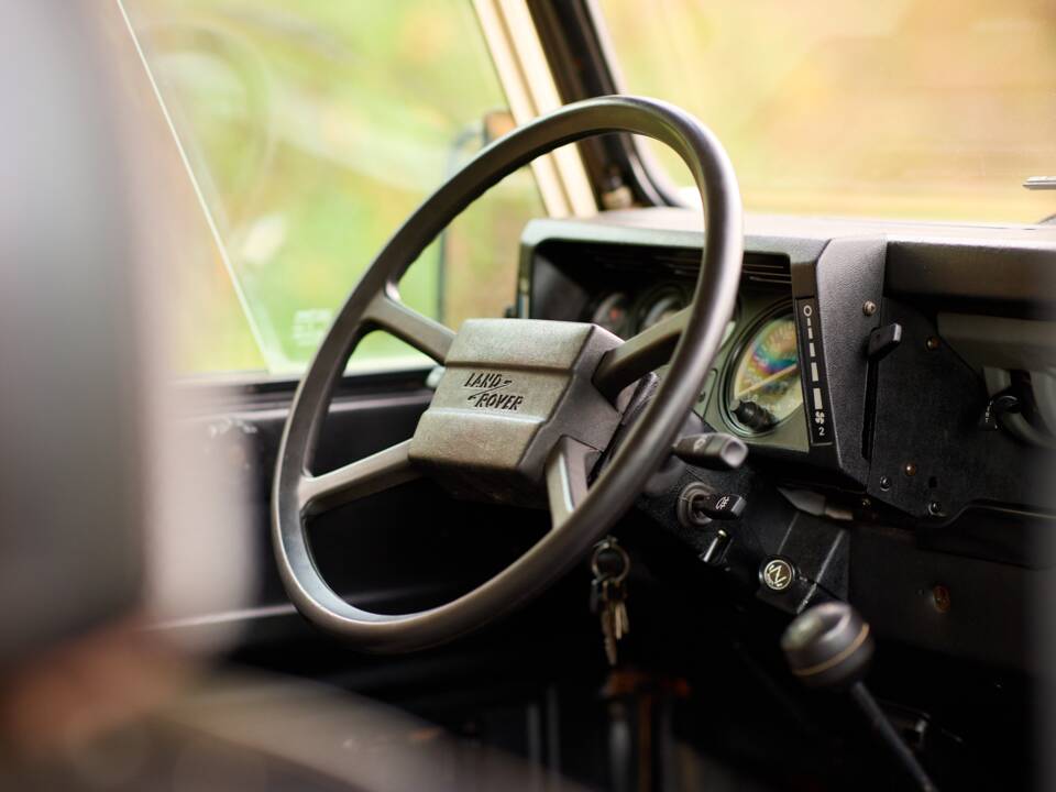 Image 15/42 of Land Rover 110 (1984)