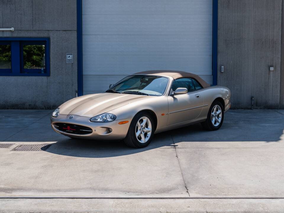 Image 2/91 de Jaguar XK8 4.0 (2000)
