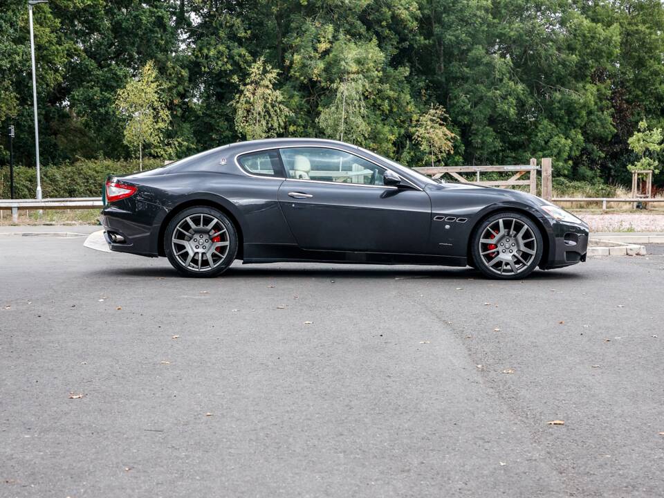 Image 12/43 of Maserati GranTurismo 4.2 (2008)