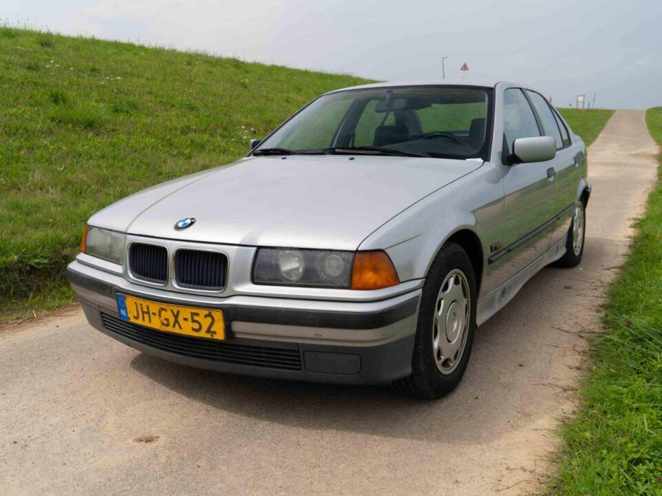 Image 1/40 de BMW 320i (1994)