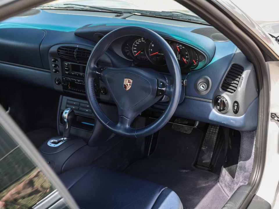 Image 23/32 of Porsche 911 Carrera (1998)