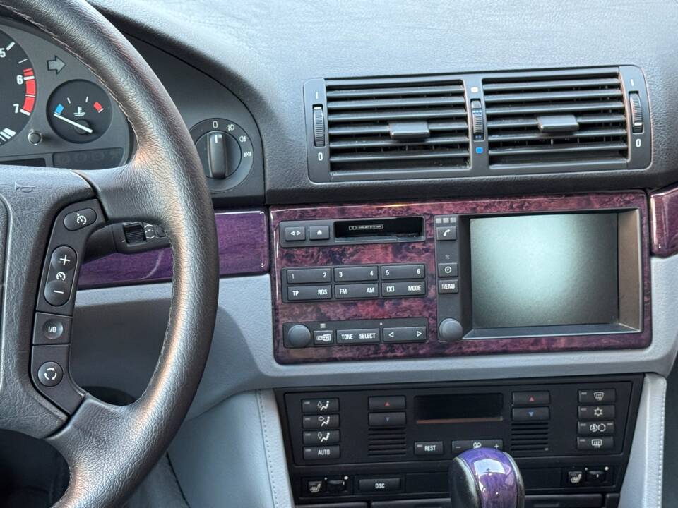 Image 60/100 of BMW 540i Touring (1998)