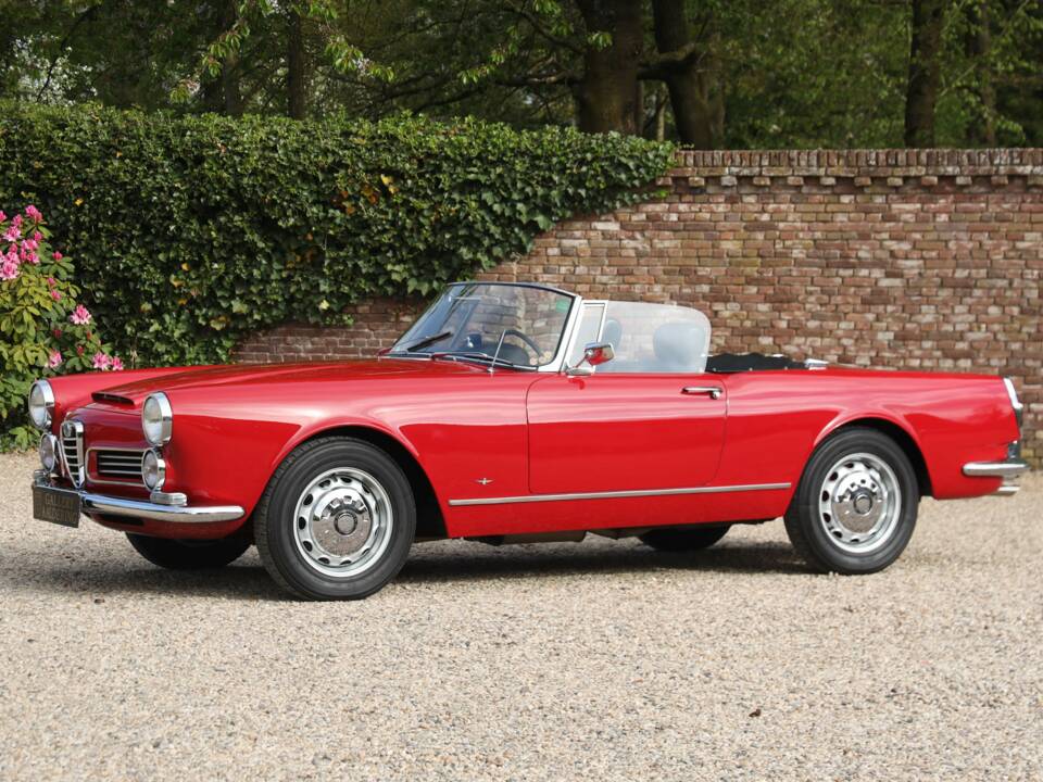 Image 22/50 of Alfa Romeo 2600 Spider (1962)
