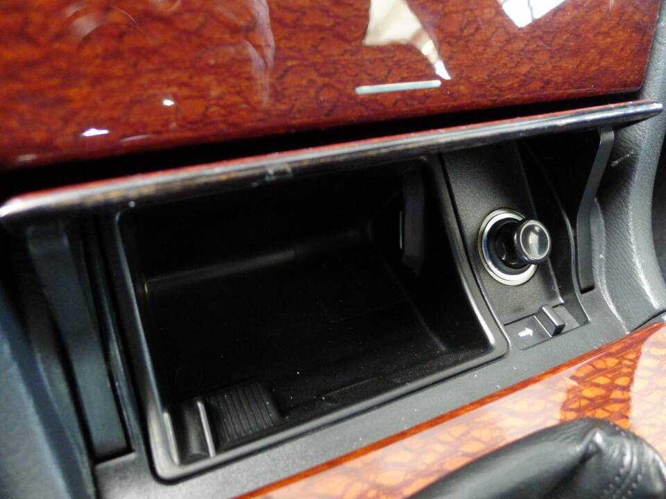 Image 19/33 of Mercedes-Benz E 230 (1995)