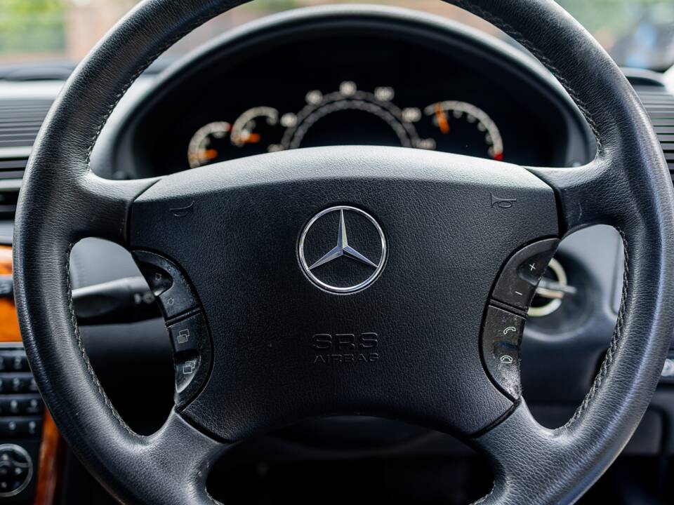 Image 15/36 of Mercedes-Benz CL 500 (2004)