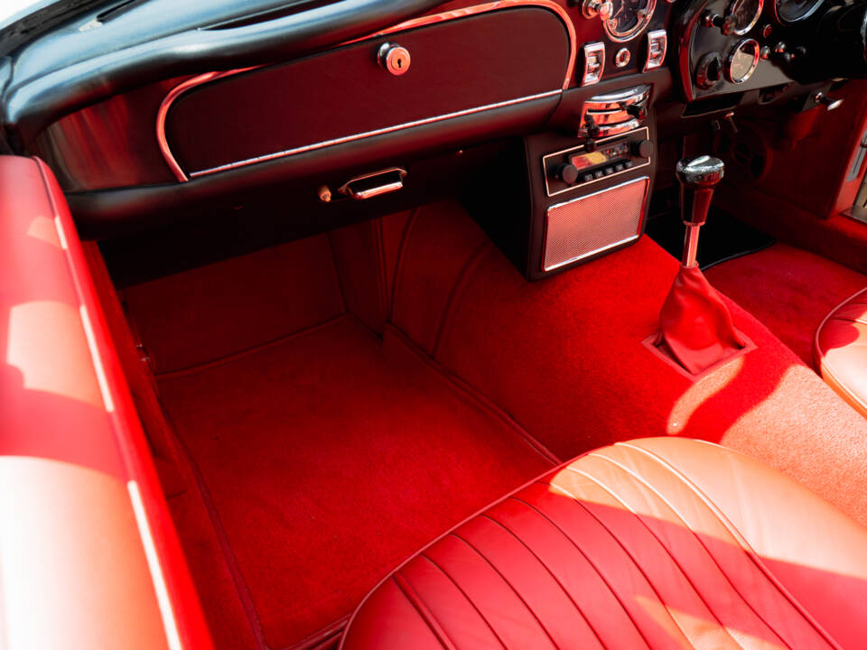 Bild 39/62 von Aston Martin DB 6 Mk II Volante (1970)