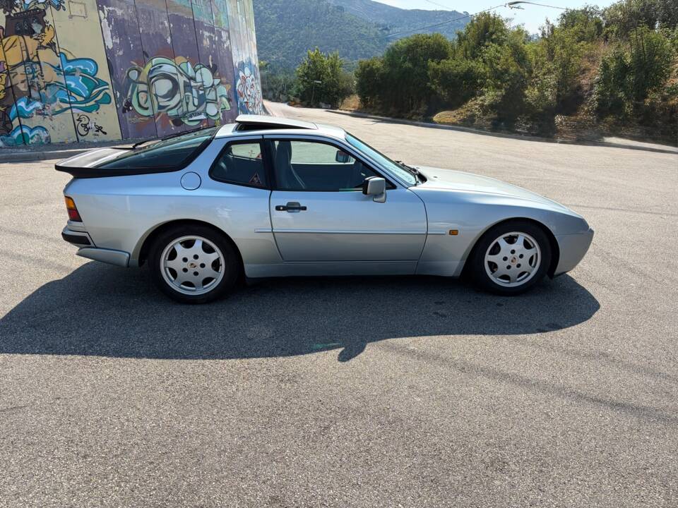 Image 11/98 of Porsche 944 Turbo S (1988)