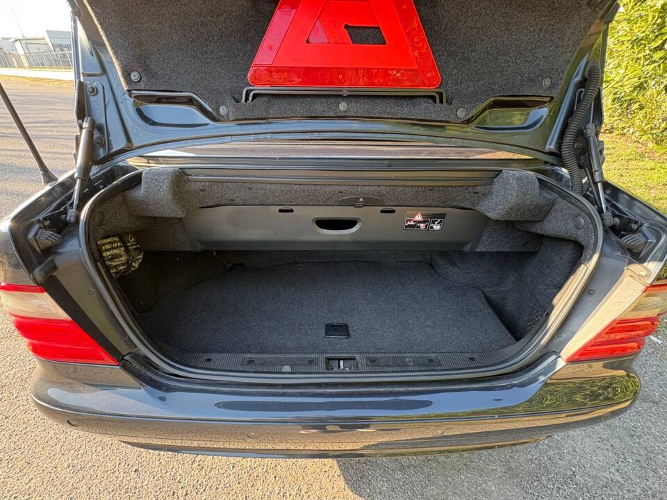 Image 14/24 of Mercedes-Benz CLK 430 (2000)