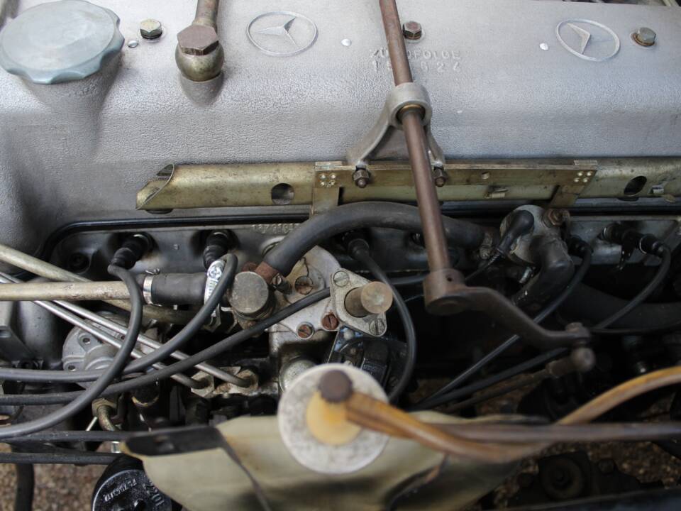 Image 16/18 of Mercedes-Benz 220 SE b (1961)