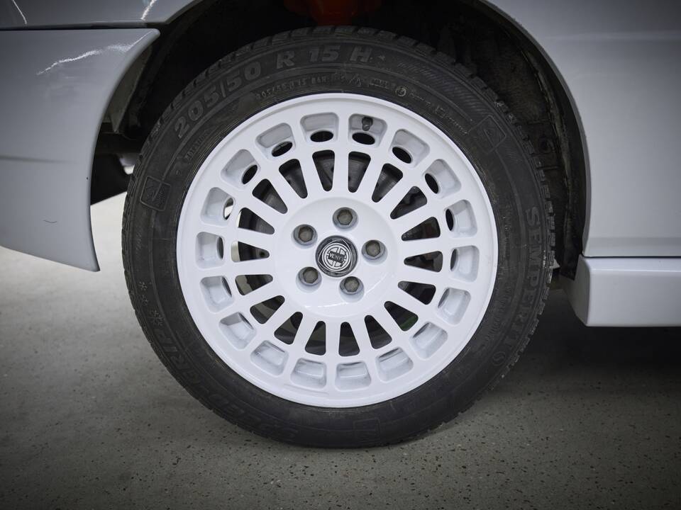 Image 77/93 of Lancia Delta HF Integrale Evoluzione I (1992)