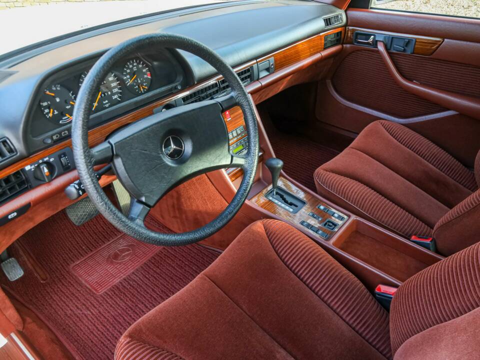 Image 36/50 de Mercedes-Benz 280 S (1988)