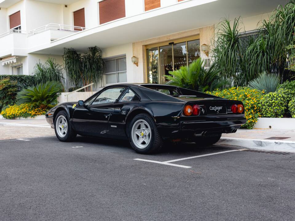 Image 2/13 of Ferrari 308 GTB Quattrovalvole (1984)
