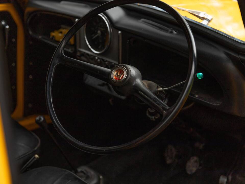 Image 42/50 of Morris Minor Van (1971)