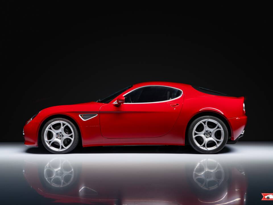 Image 2/5 of Alfa Romeo 8C Competizione (2008)