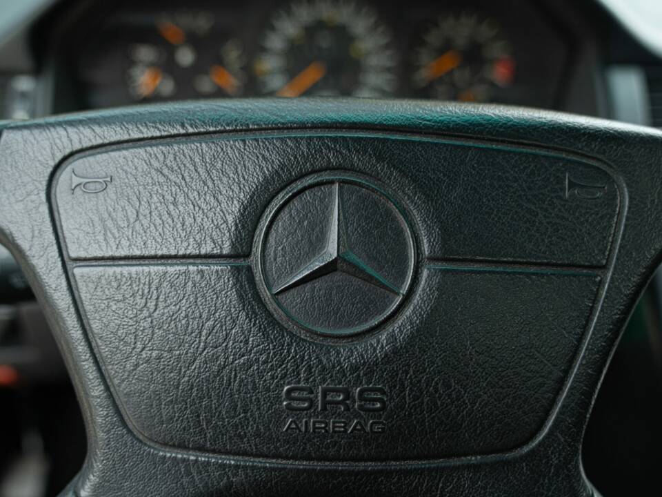 Obraz 31/49 pojazdu Mercedes-Benz 320 E (1993)