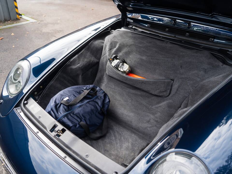 Image 21/68 of Porsche 911 Carrera (1997)
