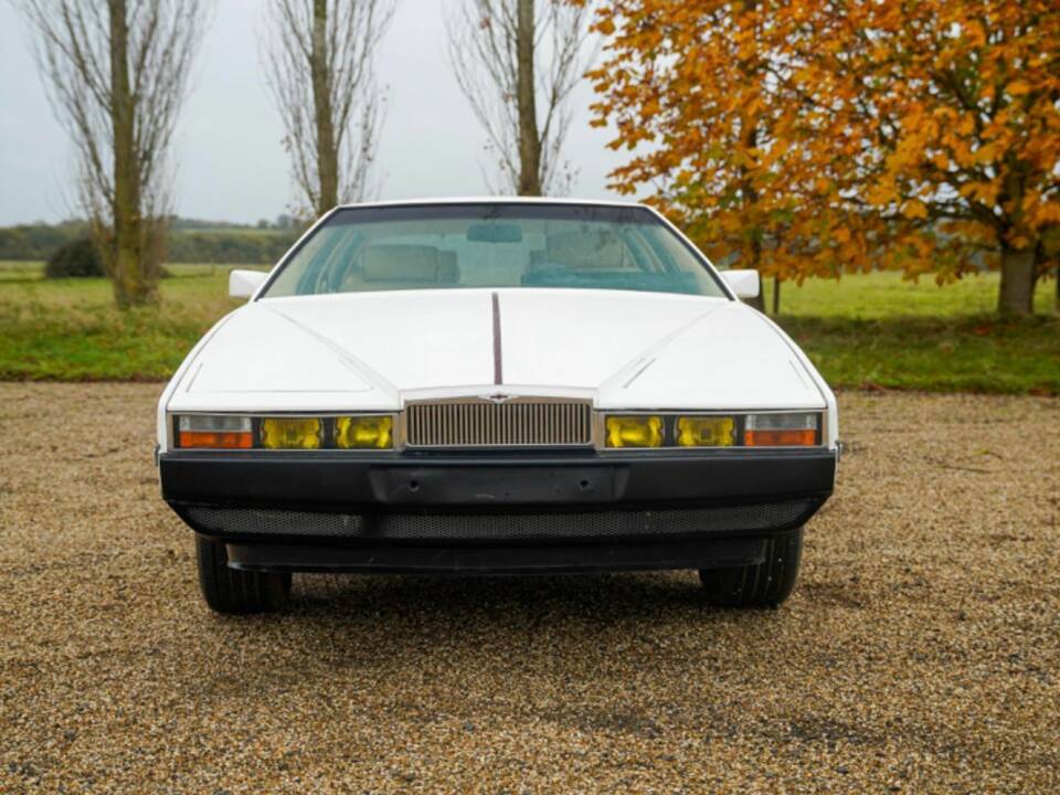 Image 2/28 of Aston Martin Lagonda (1982)