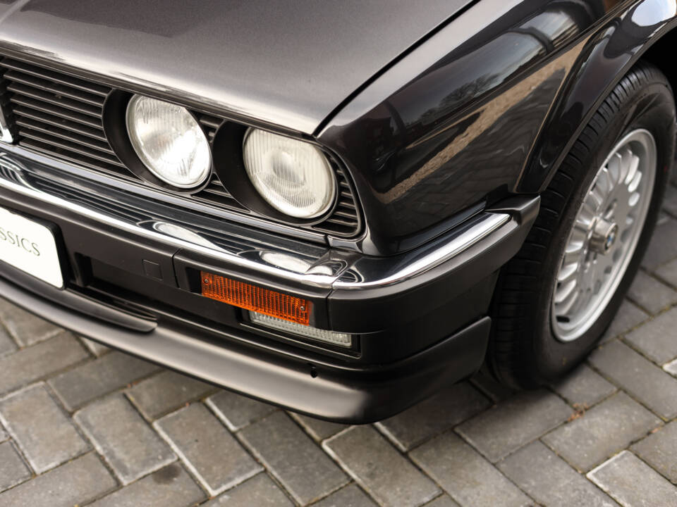 Immagine 76/81 di BMW 325i (1987)