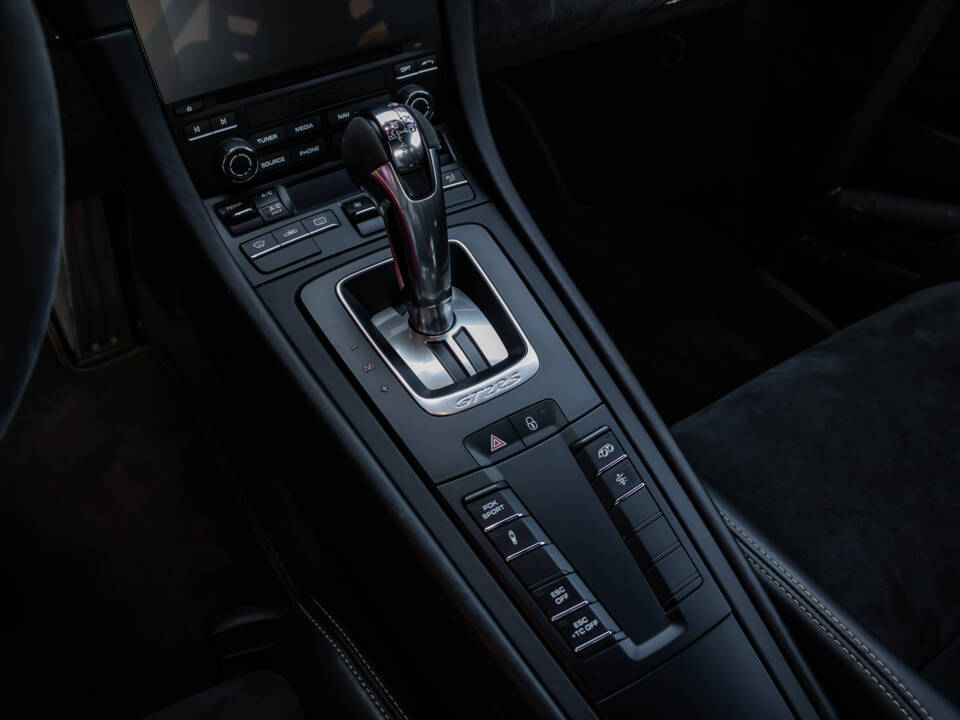 Image 39/50 of Porsche 911 GT2 RS Weissach (2018)