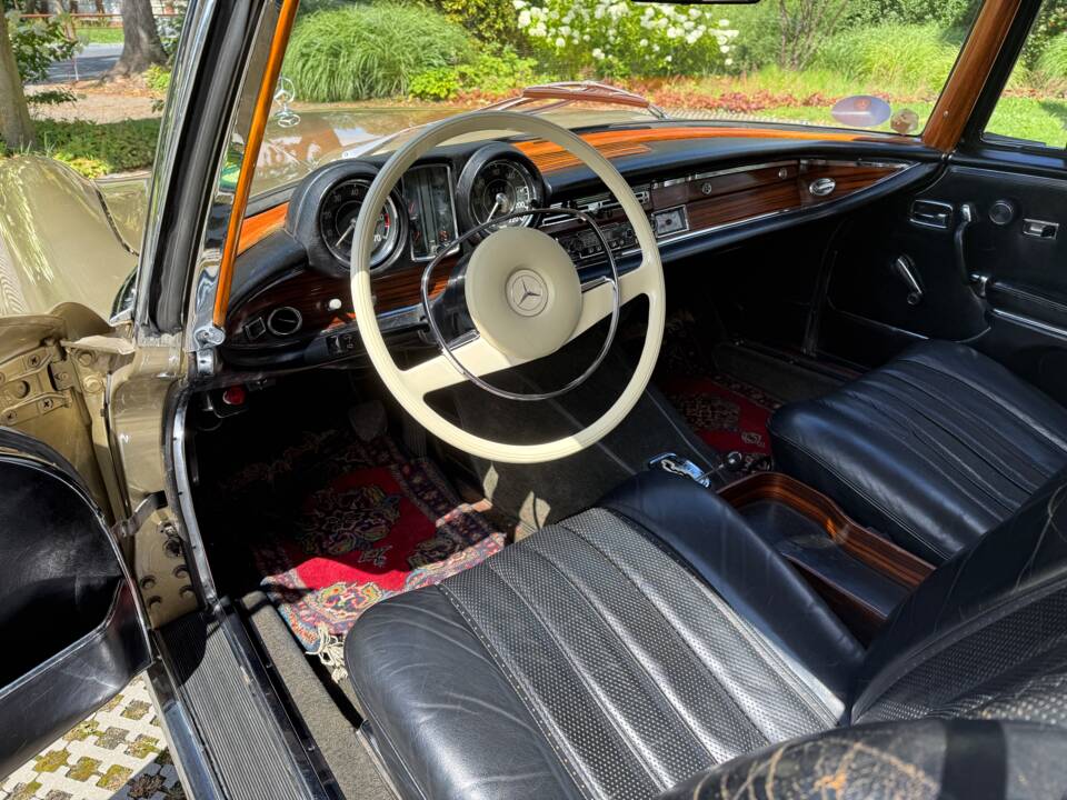 Image 17/39 de Mercedes-Benz 280 SE (1968)