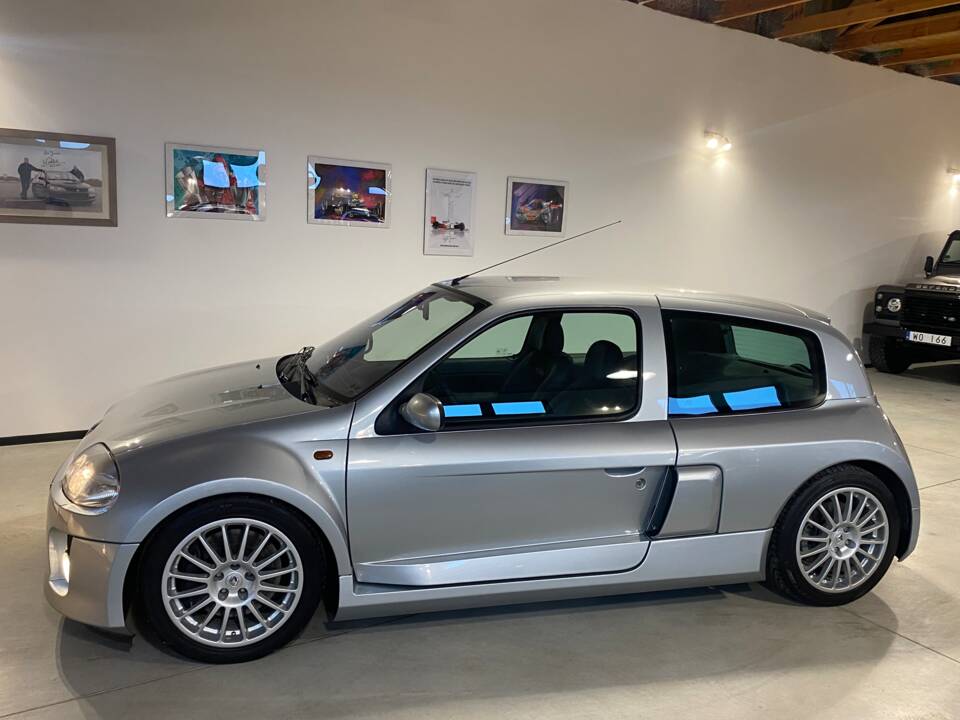 Immagine 5/43 di Renault Clio II V6 (2001)