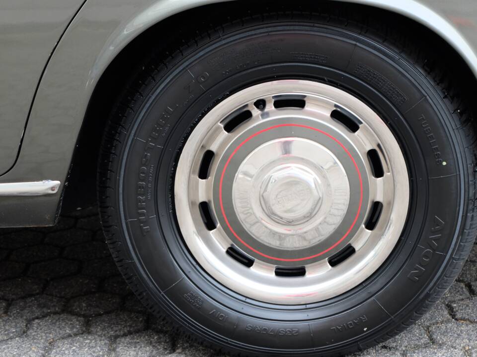 Image 22/48 of Bentley T 1 (1967)