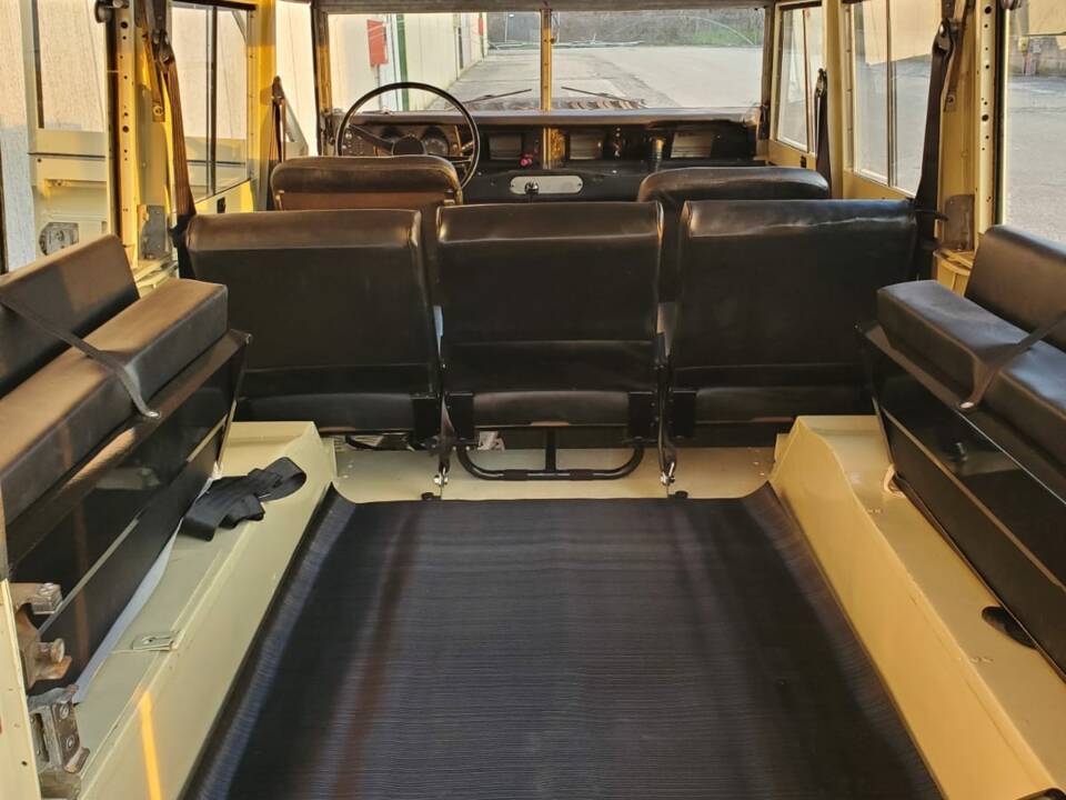 Image 12/22 of Land Rover 109 (1977)