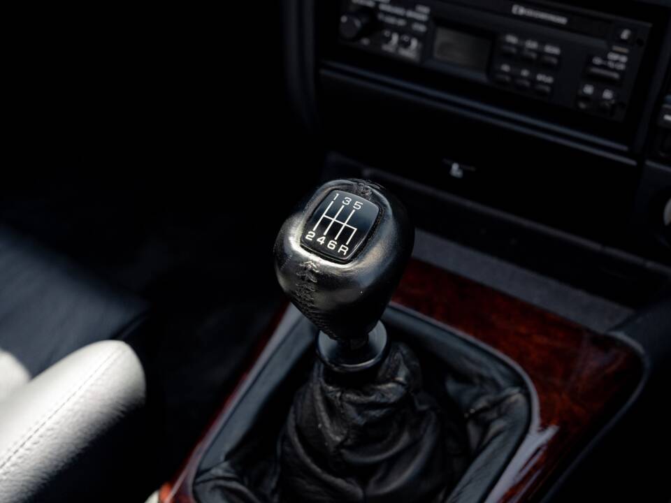 Image 48/75 of Lotus Carlton (1991)