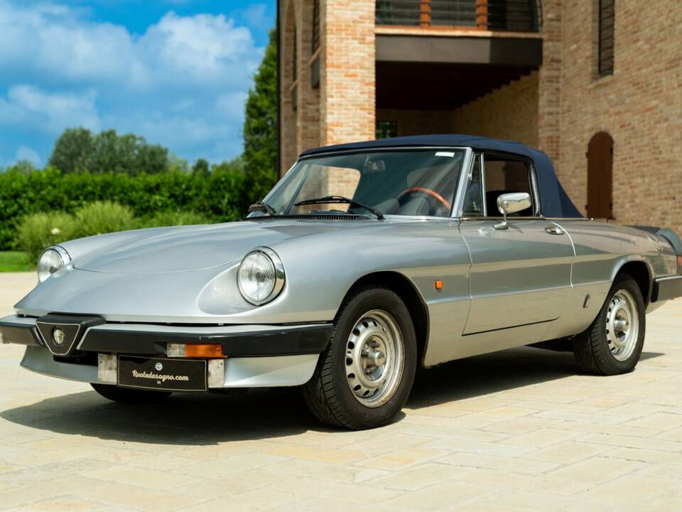 Image 1/50 of Alfa Romeo 2.0 Spider (1985)