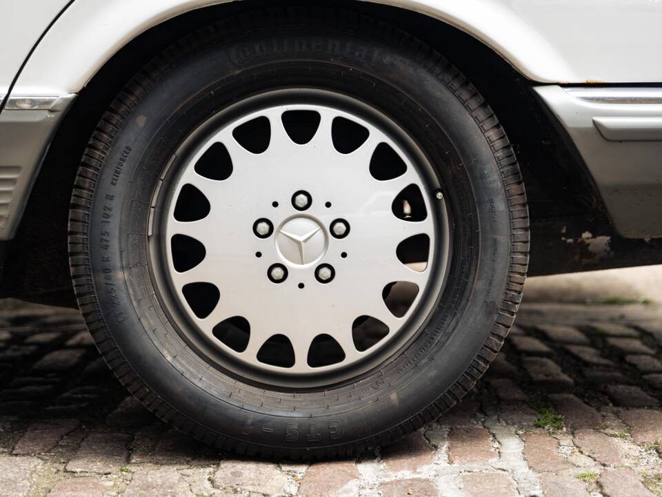 Image 25/50 of Mercedes-Benz 500 SEL (1984)