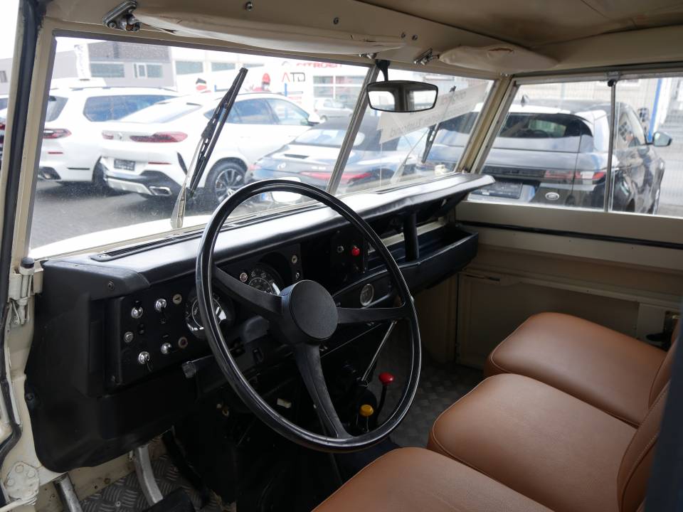 Image 7/19 of Land Rover 109 (1977)