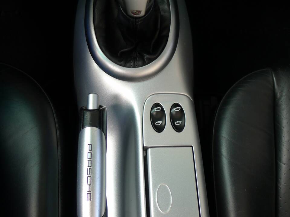 Image 6/41 of Porsche 911 Carrera 4S (2004)