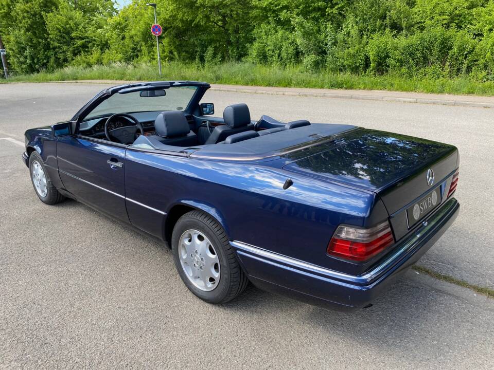 Image 4/31 of Mercedes-Benz E 220 (1994)