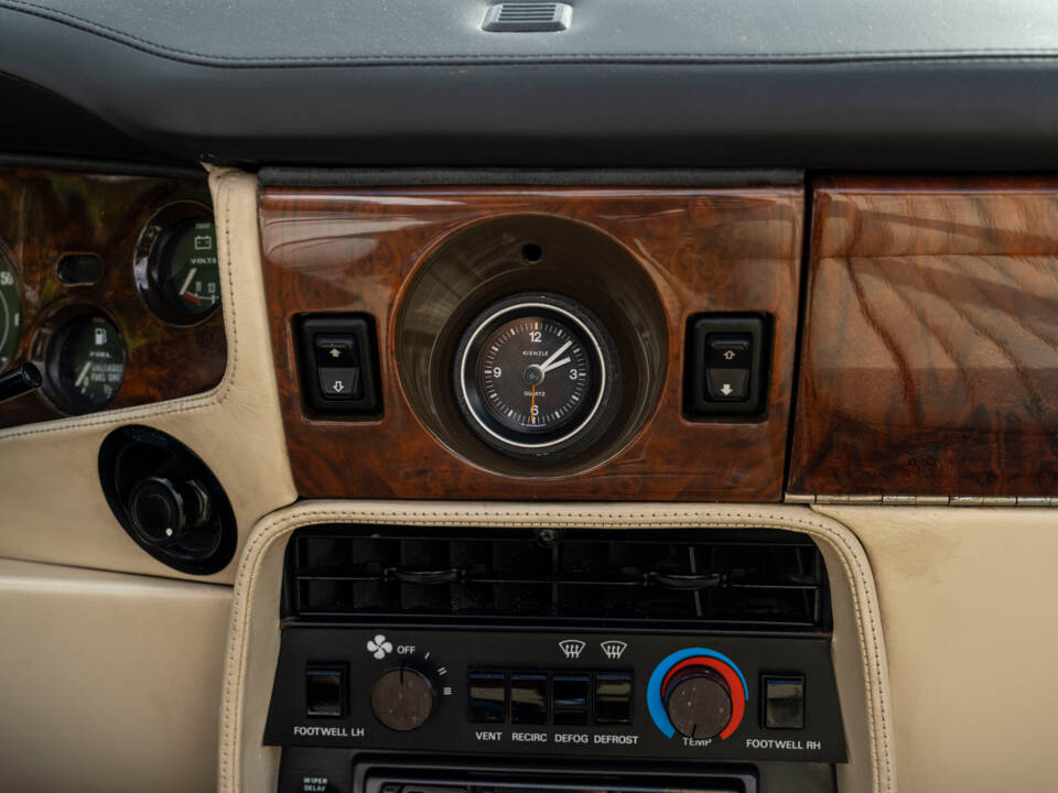Immagine 22/32 di Aston Martin V8 Vantage Volante (1988)
