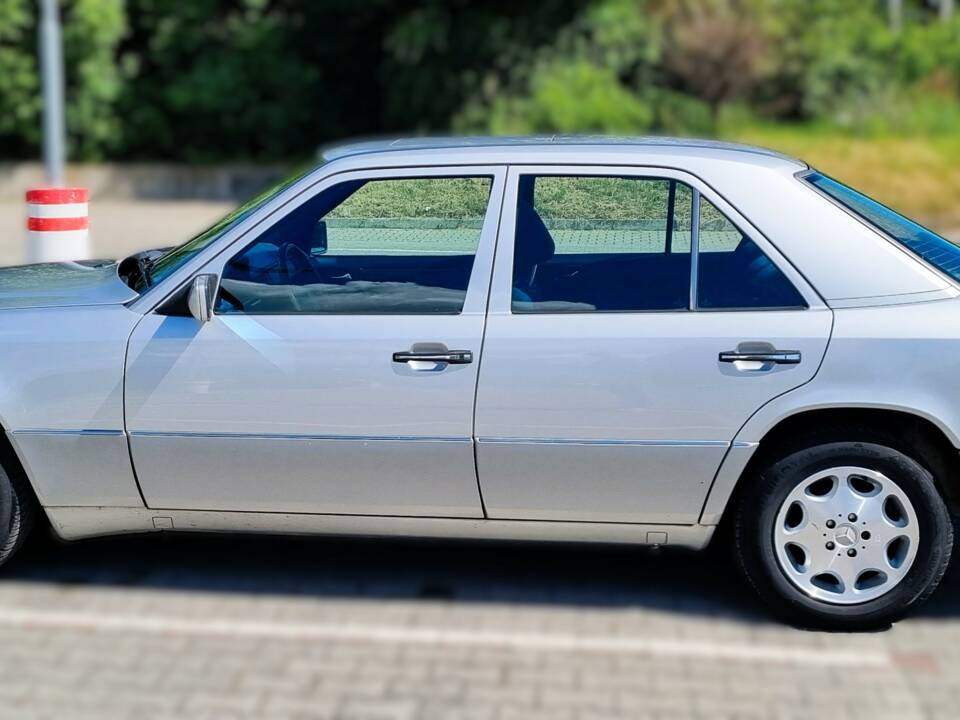 Bild 4/12 von Mercedes-Benz E 220 (1994)