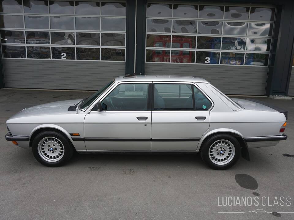 Image 3/59 of BMW 528i (1982)