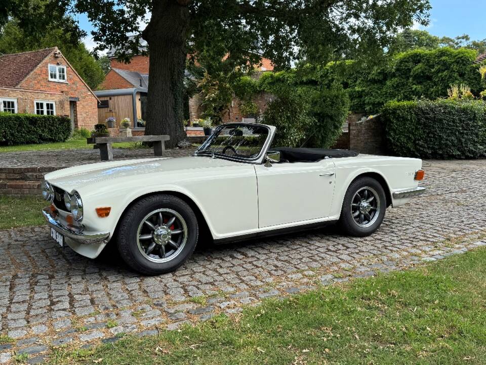 Image 4/30 of Triumph TR 6 PI (1970)